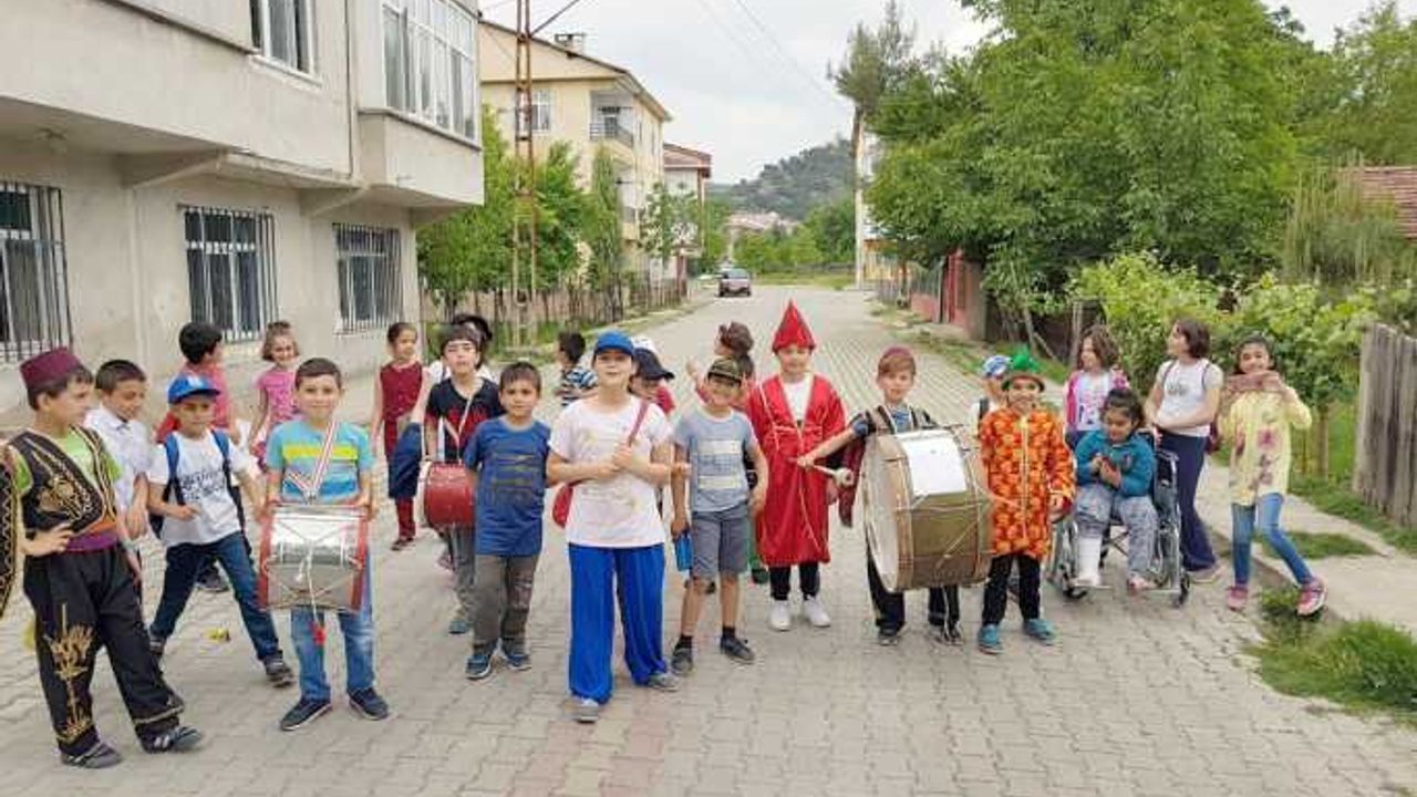 Kendi yazdıkları manileri davul eşliğinde söylüyorlar