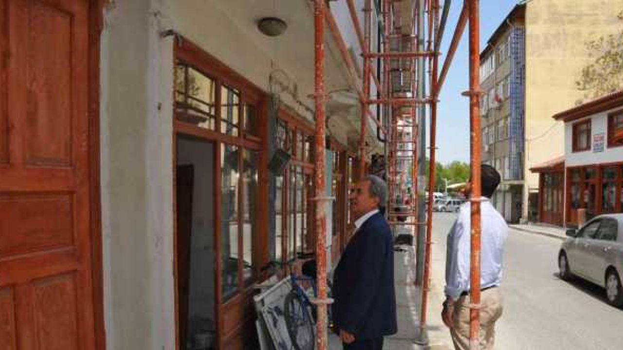 Akşehir İmaret Sokak’taki sokak sağlıklaştırma çalışmaları sürüyor