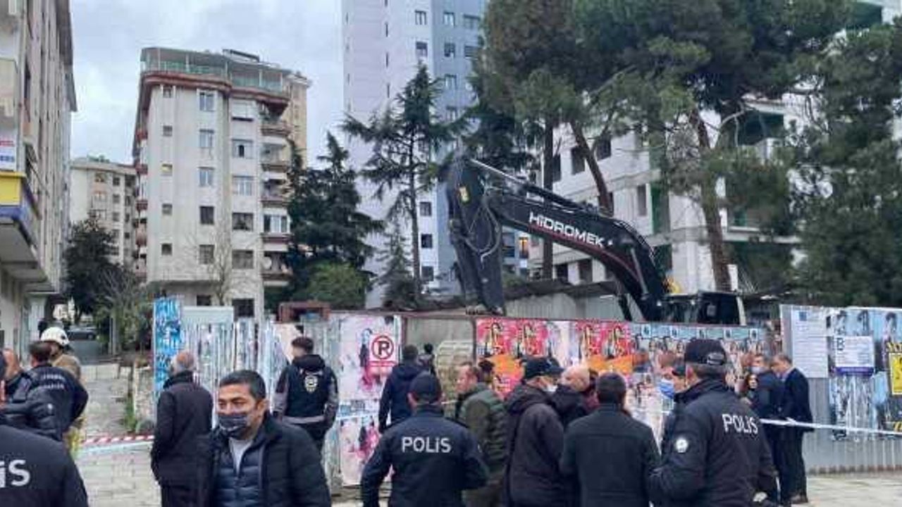 Kadıköy Kozyatağı’nda Şemsettin Günaltay Caddesi üzerindeki bir inşaatta çalışma esnasında göçük meydana geldi. Yan binada mahsur kalan vatandaşların tahliye çalışmaları devam ediyor.
