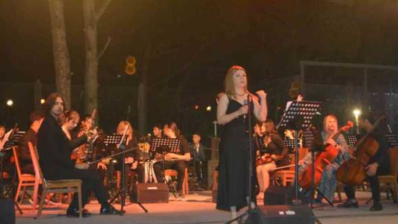 Ayvalık’ta Sebahat-Cihan Şişman Güzel Sanatlar Lisesi öğrencilerinden gençlik konseri