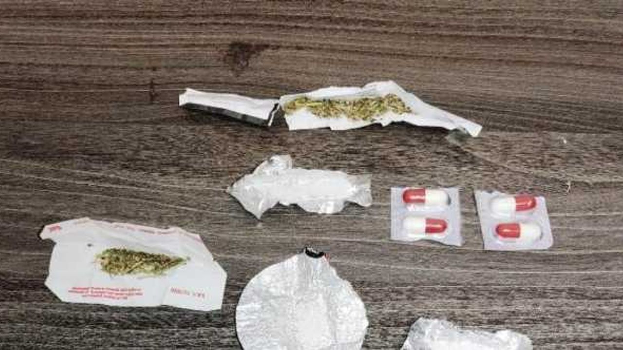 Kütahya’da polisin kontrol ettiği araçta uyuşturucu ele geçirildi