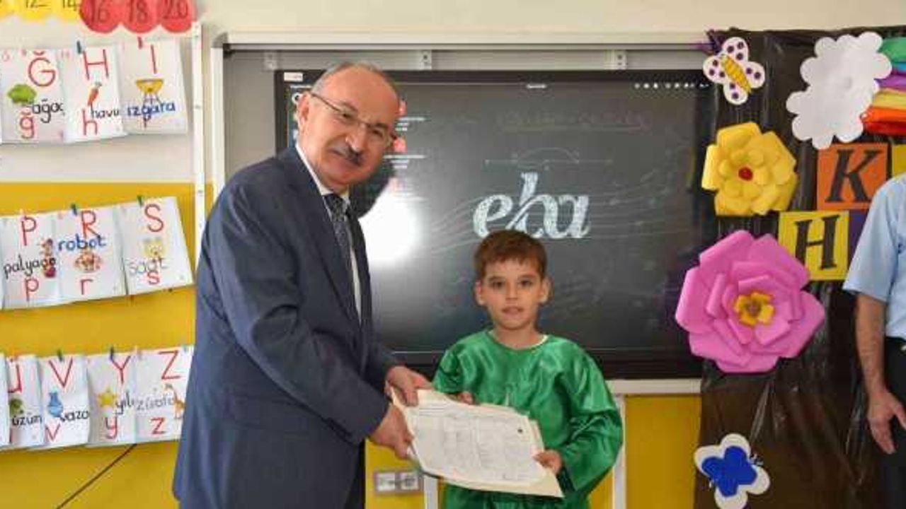 Vali Karadeniz, öğrencilerin karne heyecanına ortak oldu