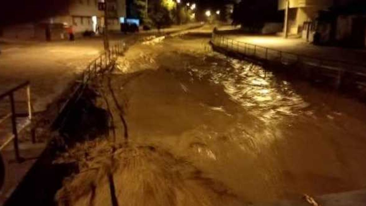 Zonguldak’ın Gökçebey ilçesinde taşan dereler sebebiyle sel nöbeti tutuluyor