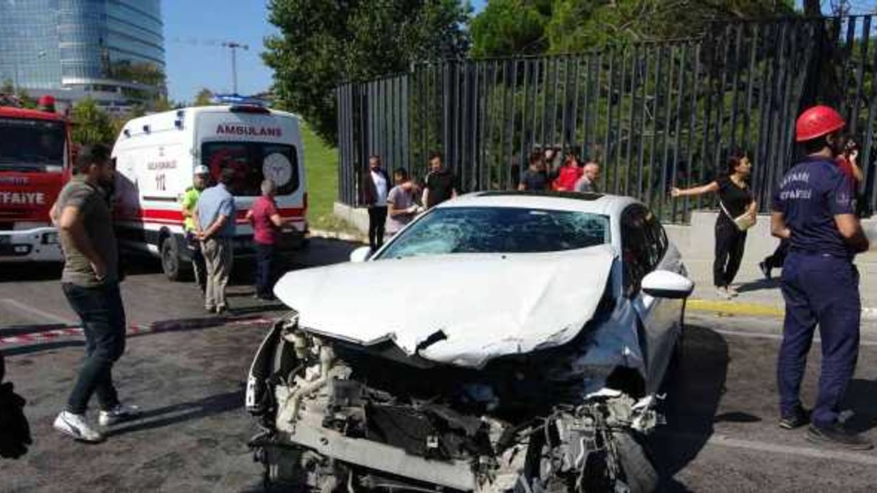 Pendik’te virajı alamayan otomobil bariyerlere çarptı, kazada 1 kişi yaralandı