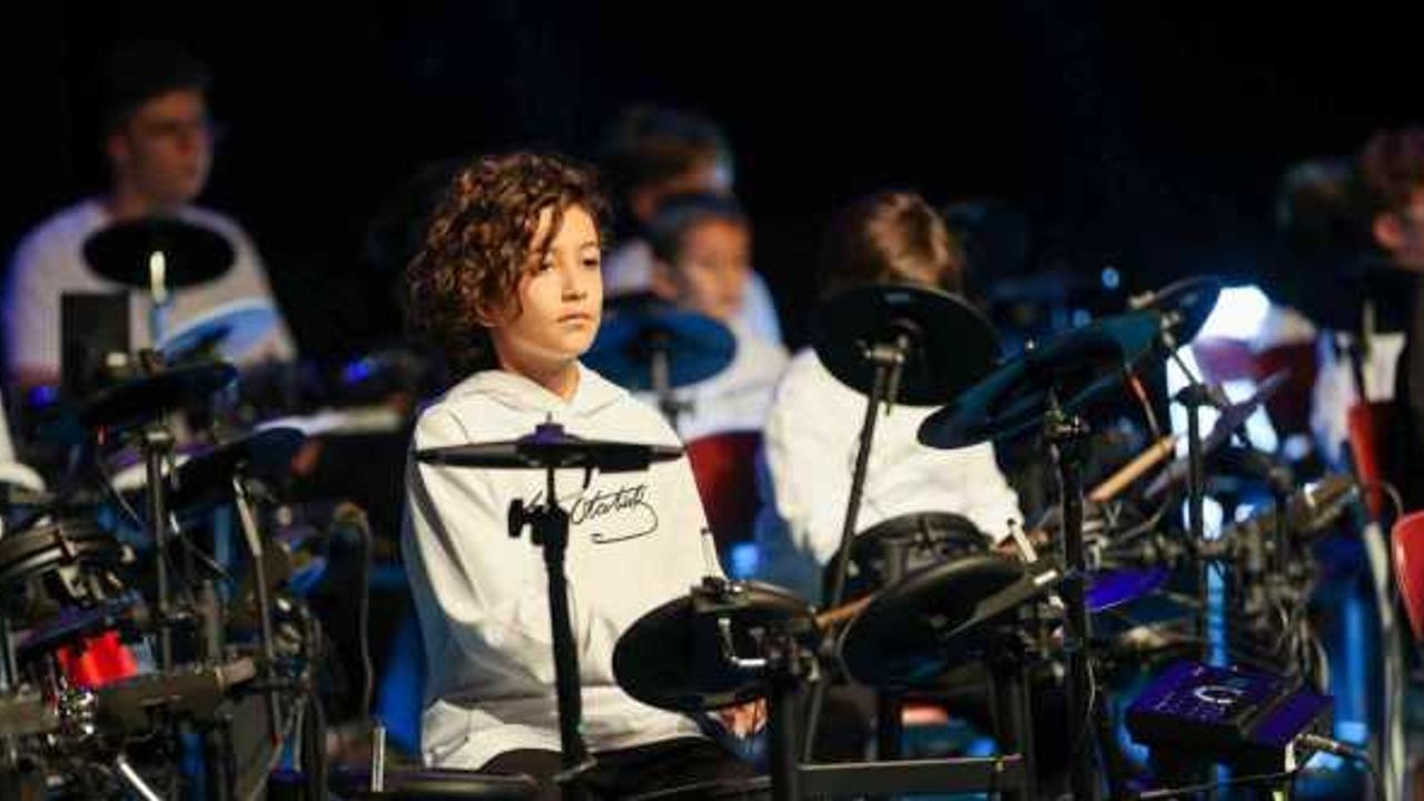 4-8 yaş arası 30 çocuktan bateri şov