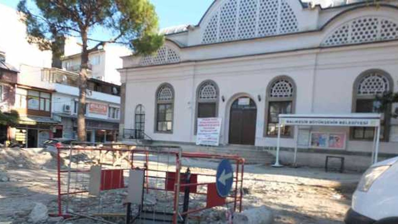Burhaniye Koca Cami’de bitmeyen çalışmalar tepkiye neden oldu