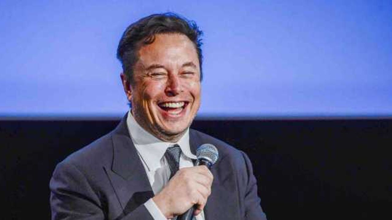 Elon Musk, Twitter’ı satın aldığını duyurdu