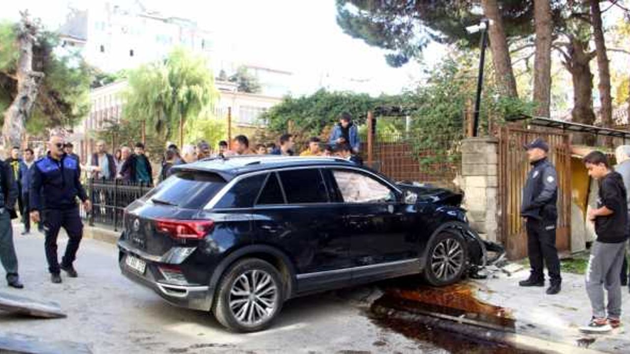 GÜNCELLEME - Sinop'ta otomobil duvara çarptı, 2 kişi öldü, 2 kişi yaralandı
