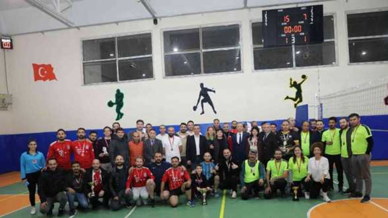 Ağrı’da öğretmenler arası voleybol, masa tenisi ve satranç turnuvaları tamamlandı