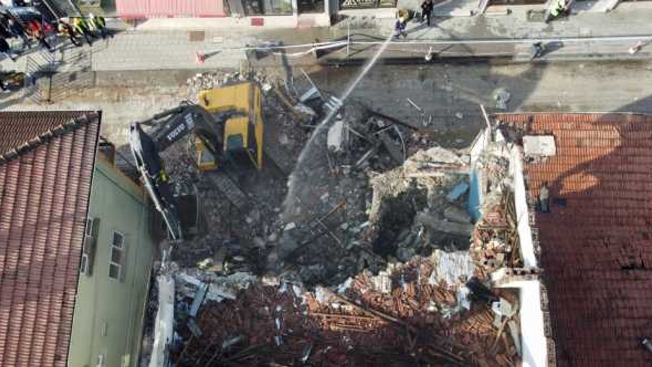 Düzce'de tahliye işlemleri biten binalarda yıkım çalışmaları sürüyor