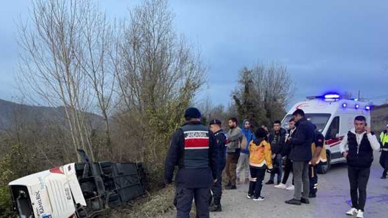 GÜNCELLEME - Bartın'da yolcu otobüsünün devrilmesi sonucu 40 kişi yaralandı