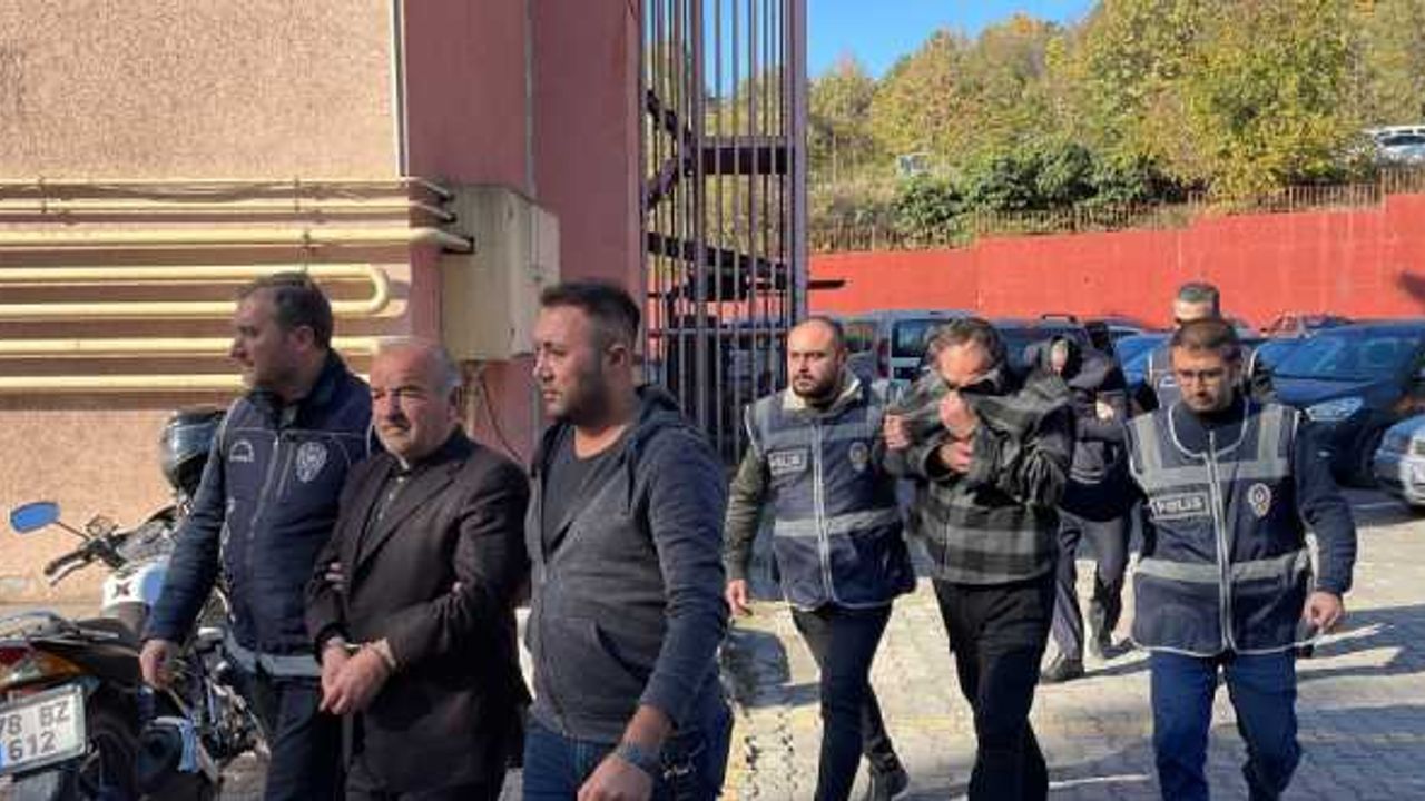 GÜNCELLEME - Karabük'te iş bulma vaadiyle dolandırıcılık iddiasıyla yakalanan 3 şüpheliden 1'i tutuklandı