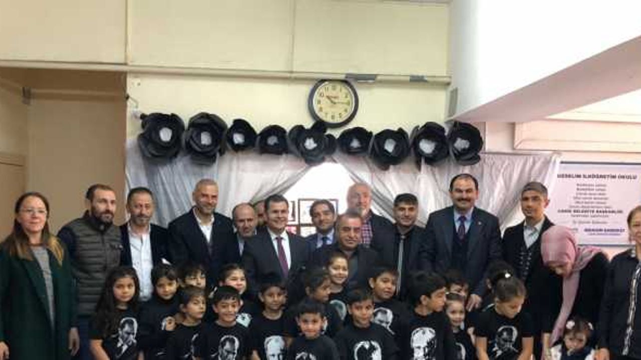 Öğrencilerden Atatürk anısına "Renklerin Dili Olsa da Konuşsa" resim sergisi