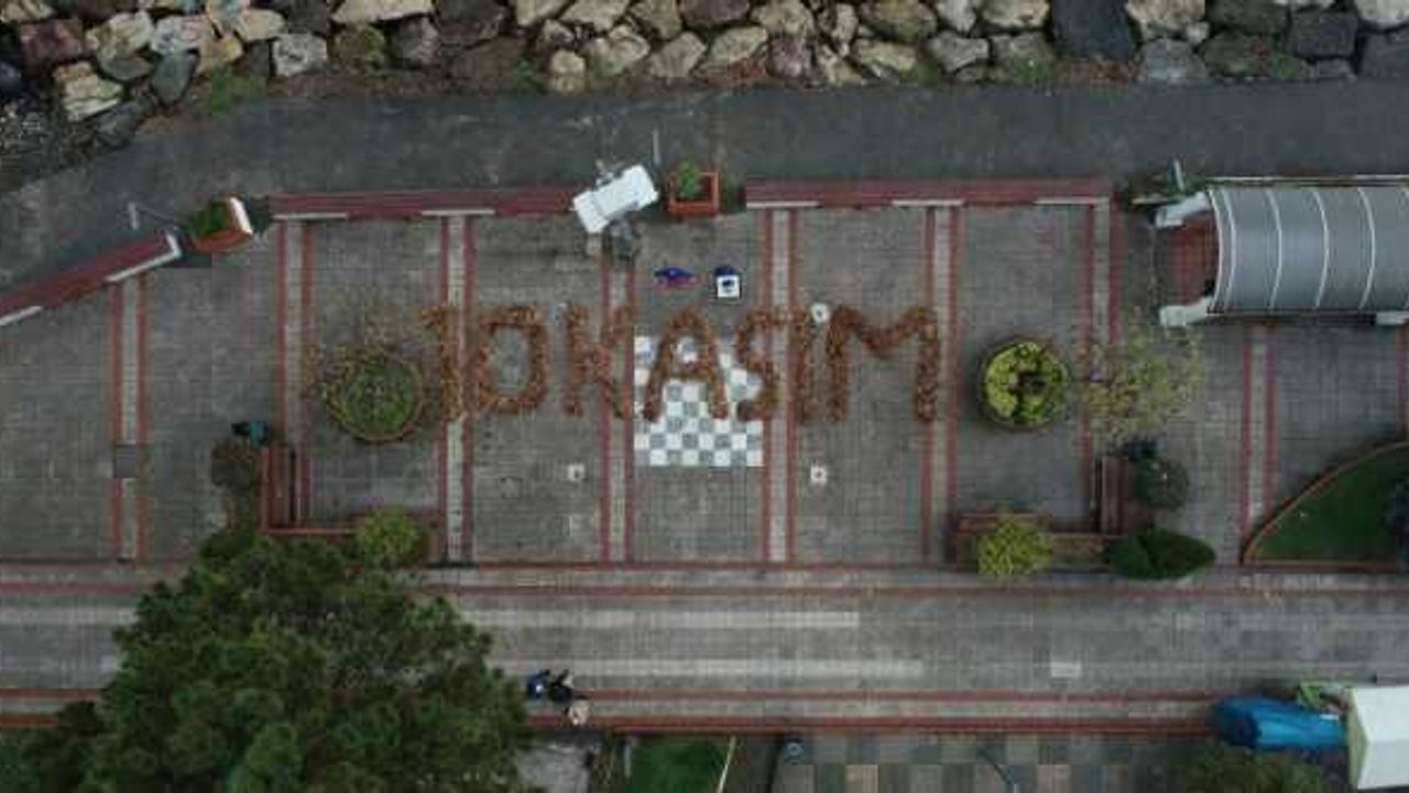 Ordu'da temizlik işçileri sonbahar yapraklarıyla "10 Kasım" yazdı