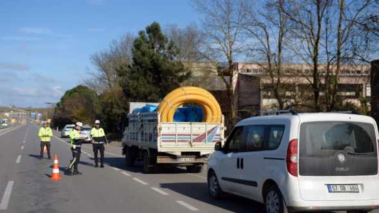 Sinop'ta ticari araç sürücülerine kış lastiği bilgilendirilmesi yapıldı