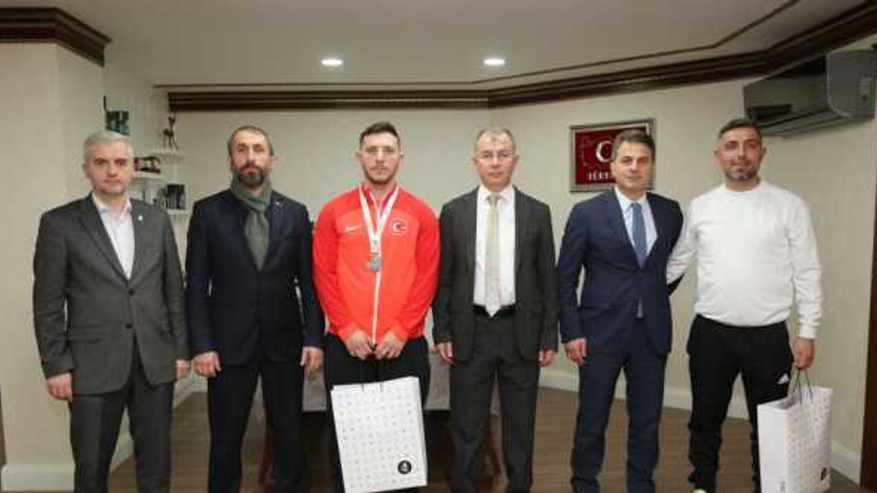 Artvin Valisi Doruk dünya üçüncüsü karateci Öz'ü ödüllendirdi