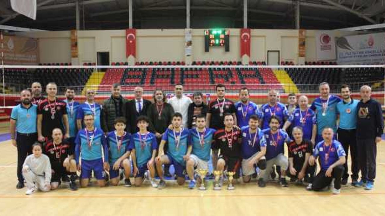 Bafra'da 24 Kasım Öğretmenler Günü Voleybol Turnuvası sona erdi