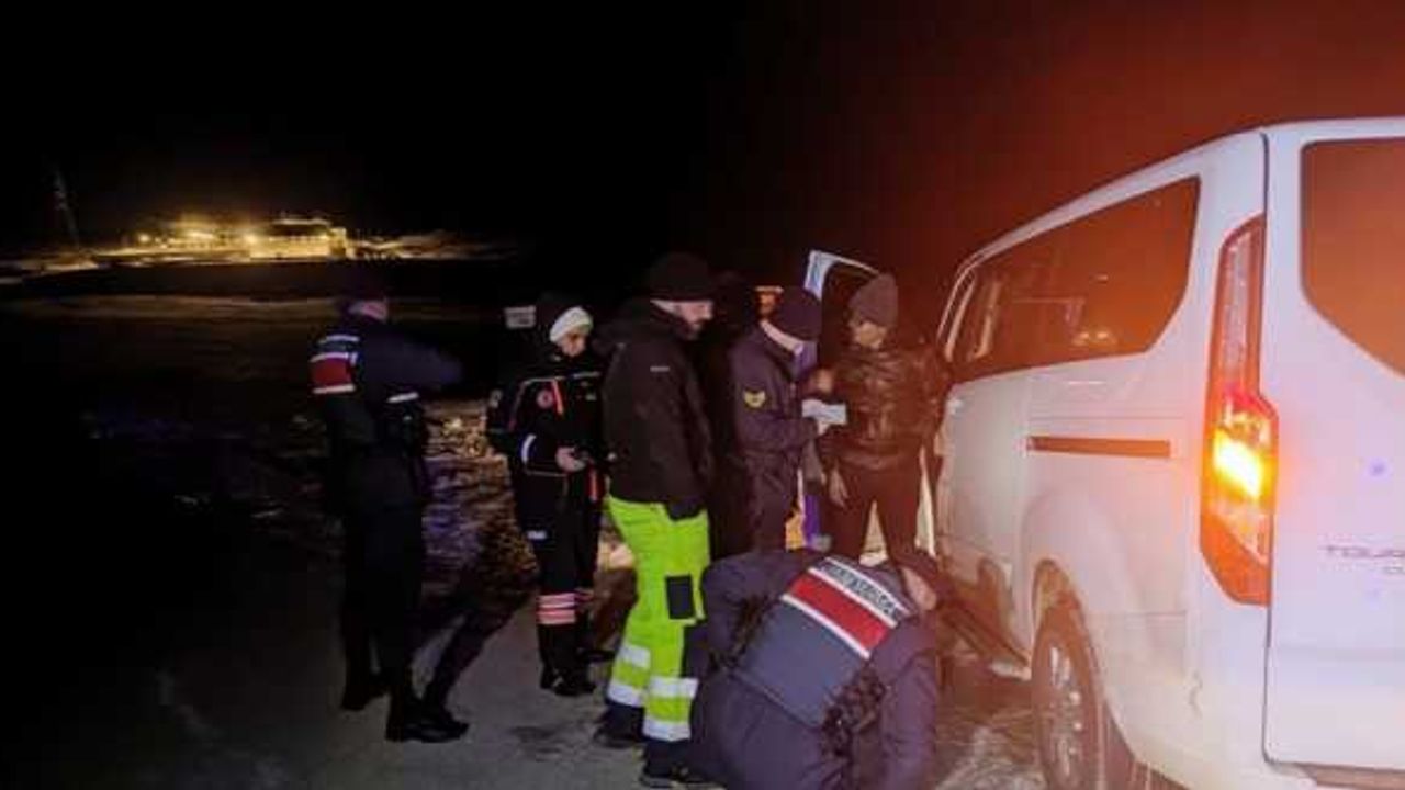 Bayburt'ta kar nedeniyle yolda mahsur kalan turistler kurtarıldı