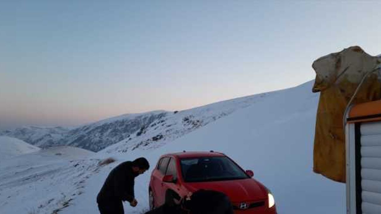 Bayburt'ta karda mahsur kalan 4 kişi kurtarıldı