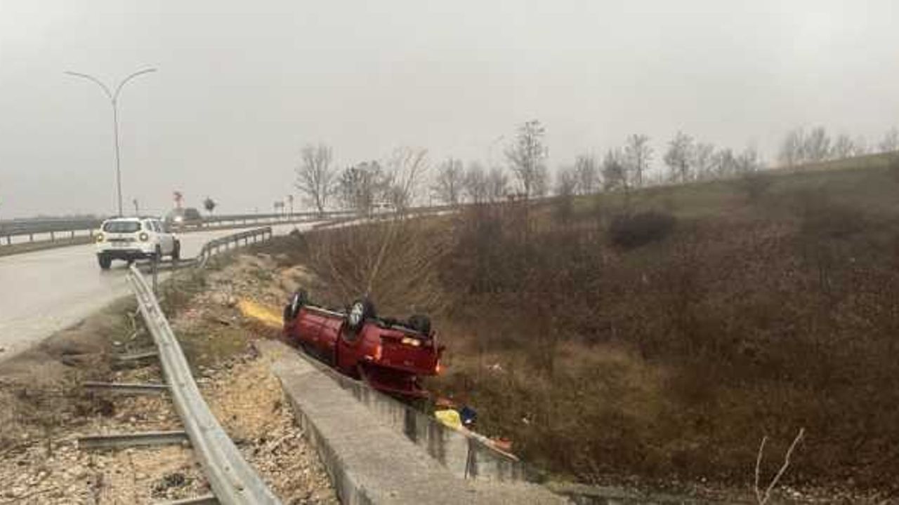 Bolu'da bariyere çarpan pikap devrildi, 2 kadın yaralandı