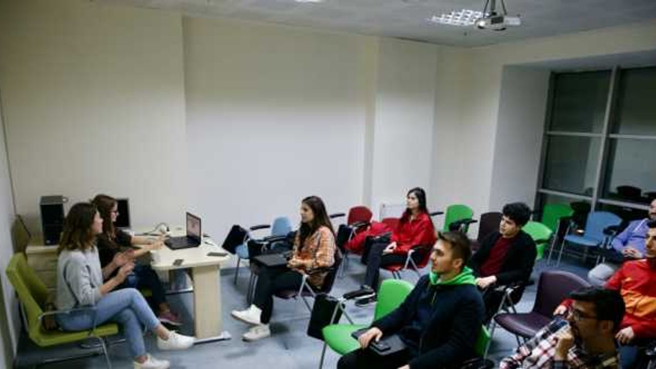 Bolu'da bir araya gelen öğrenciler yabancı dilleri karşılıklı etkileşimle öğreniyor