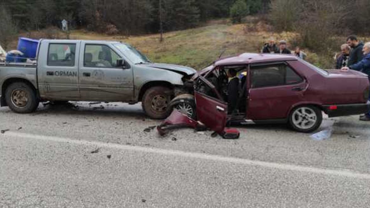 Bolu'da otomobil ile kamyonet çarpıştı, 5 kişi yaralandı