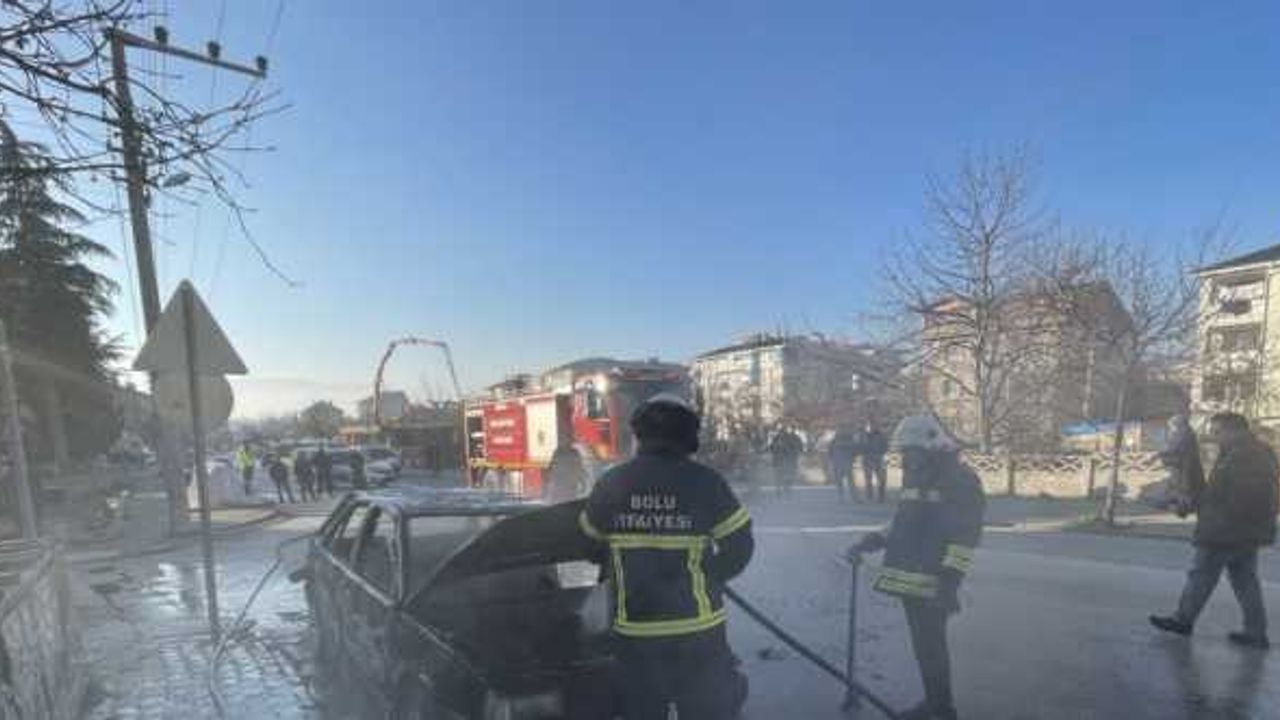 Bolu'da park halinde yangın çıkan otomobil kullanılamaz hale geldi