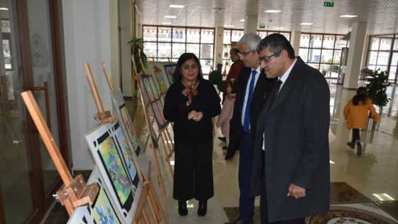 Boyabat'ta "Küçükten Büyüğe Sanata Yolculuk" resim sergisi açıldı