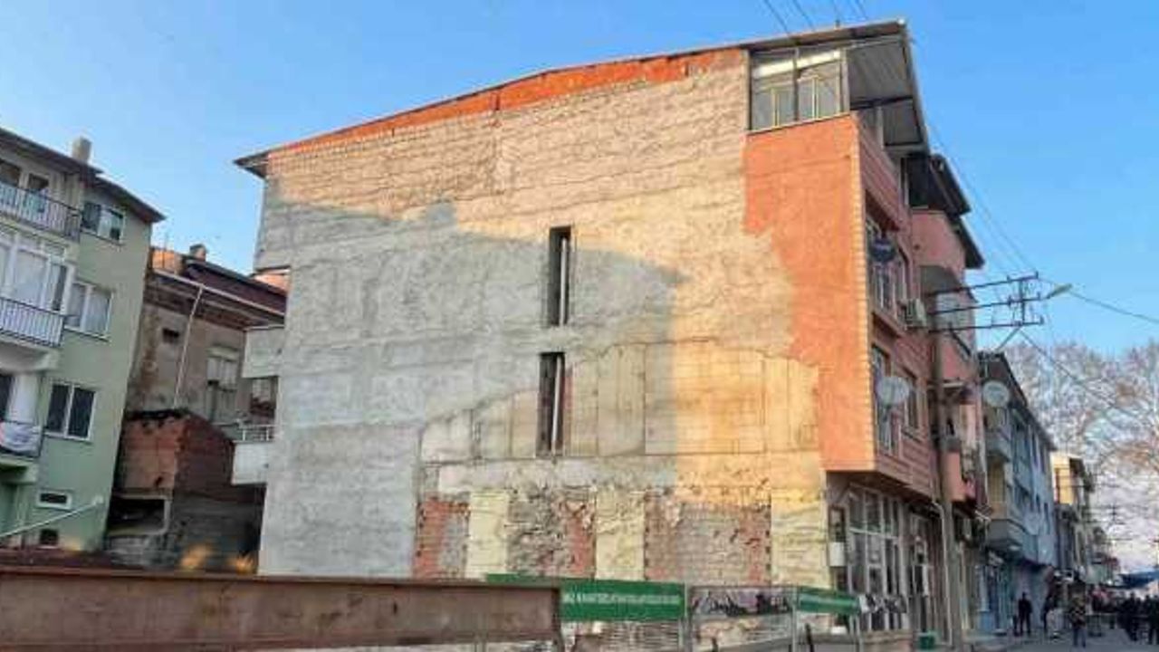 Bursa’da hareketli saatler...Çökme tehlikesi olan 4 katlı  bina boşaltıldı