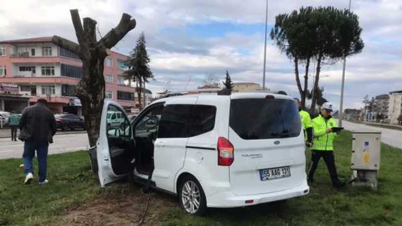 Çarşamba'da ağaca çarpan hafif ticari aracın sürücüsü yaralandı