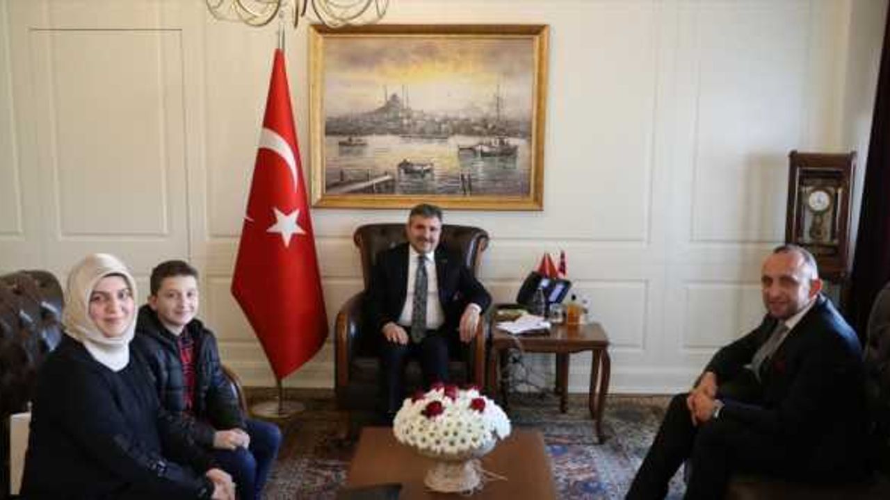 Düzce Valisi Atay, Bursa'dan depremzedelere harçlığını gönderen öğrenciyi kabul etti