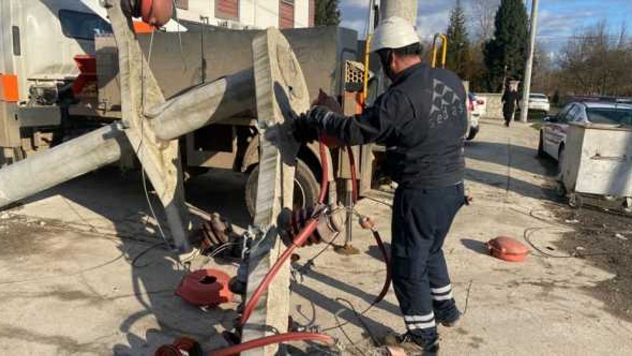 Düzce'de kamyonun çarptığı elektrik direği halk otobüsünün üzerine devrildi