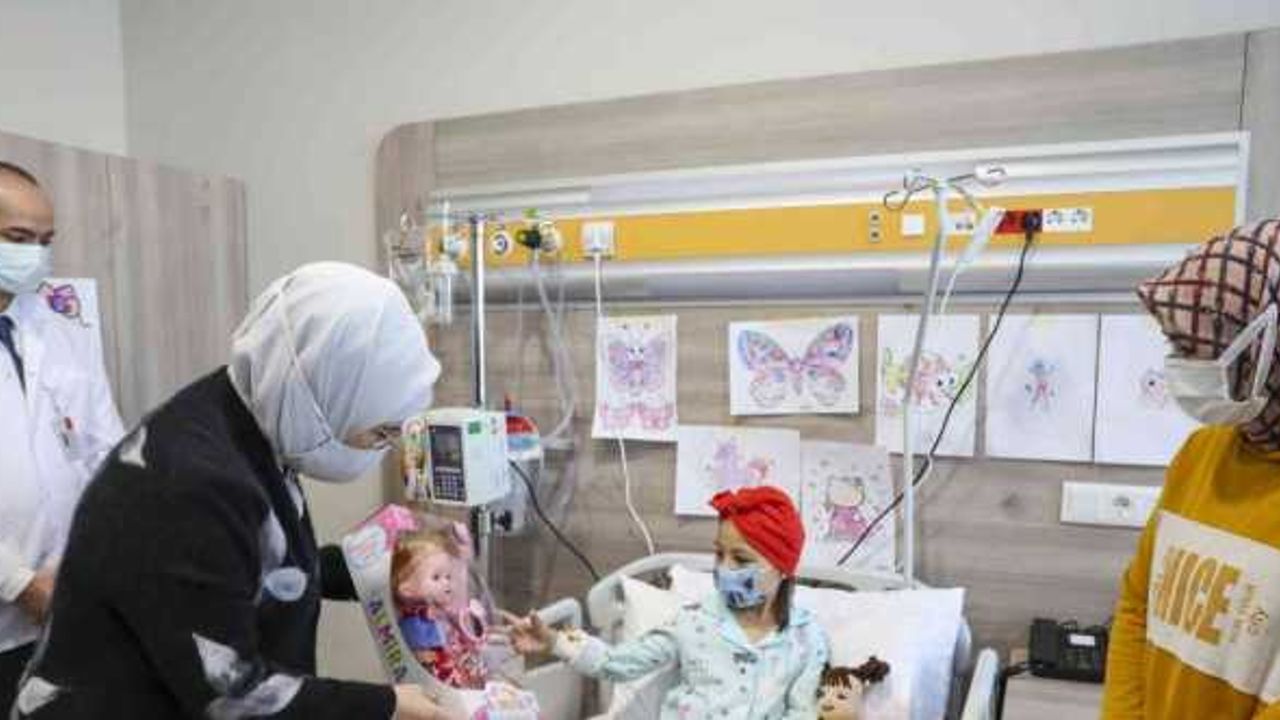 Emine Erdoğan’dan kanser hastası çocuklara moral ziyareti