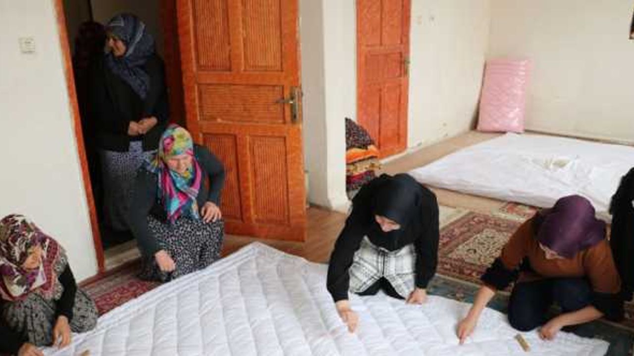 Eşine destek için başladığı yorgancılıkta usta öğretici oldu