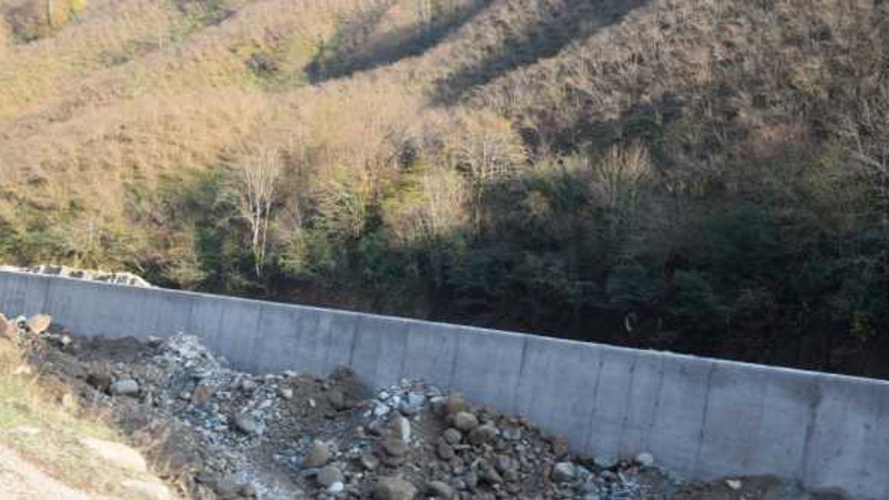 Espiye'de köy grup yolunda hasar onarım çalışmaları devam ediyor