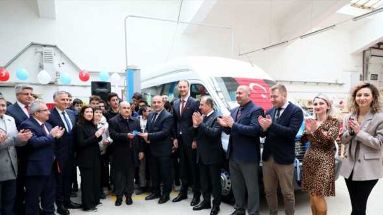 Ford Otosan Samsun'da iki okula araç hibe etti