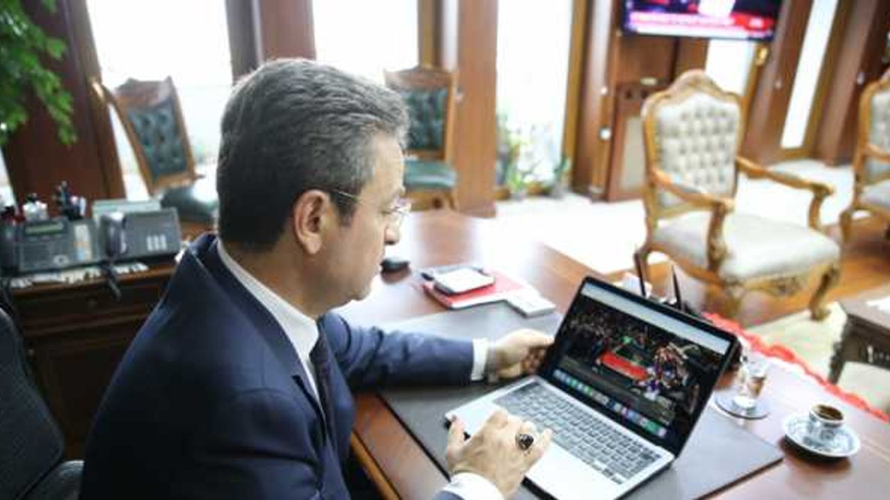 Giresun Valisi Ünlü, AA'nın "Yılın Fotoğrafları" oylamasına katıldı