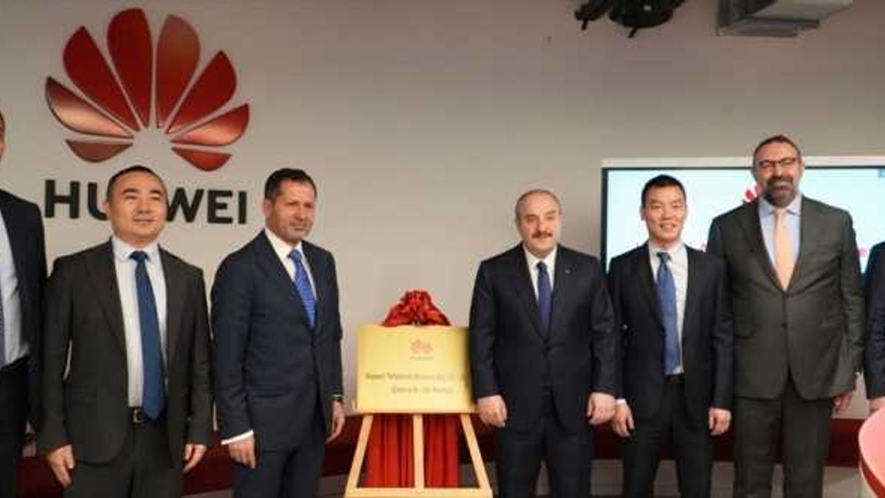 Huawei Türkiye'nin yeni AR-GE merkezi Bakan Varank'ın katılımıyla açıldı
