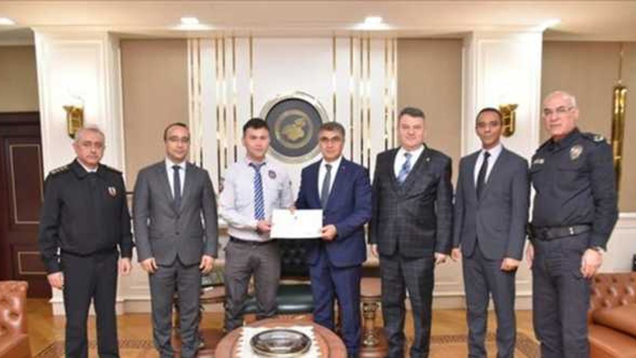 KAAN uygulaması ile vatandaşı dolandırılmaktan kurtaran görevliye teşekkür belgesi