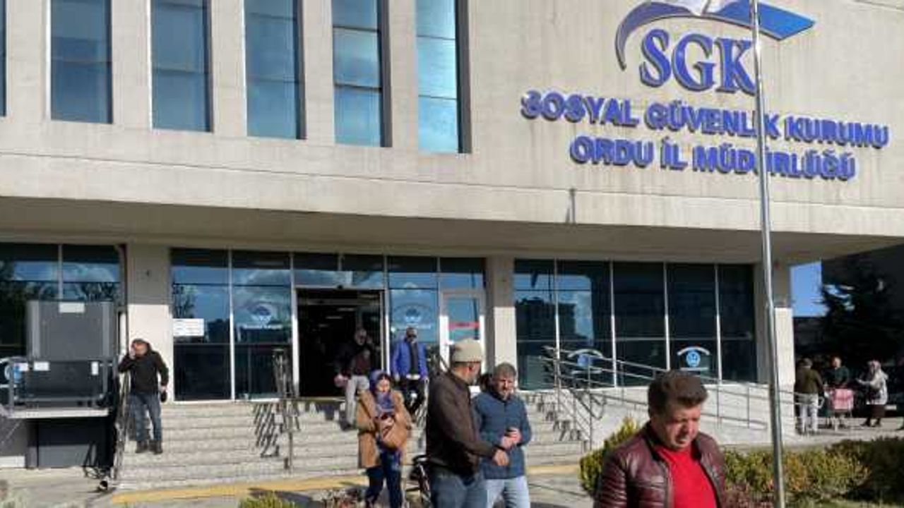 Karadeniz'de 5 ilde EYT'li vatandaşlar SGK önünde yoğunluk oluşturdu
