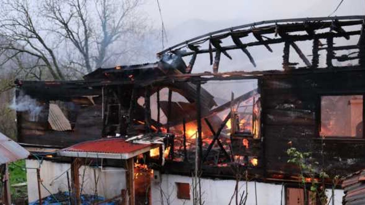 Kastamonu'da çıkan yangında 2 ev kullanılamaz hale geldi