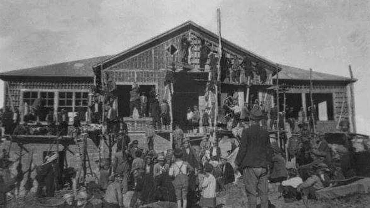 Restore edilen tarihi okul önünde 90 yıl önceki fotoğraf yeniden çektirildi