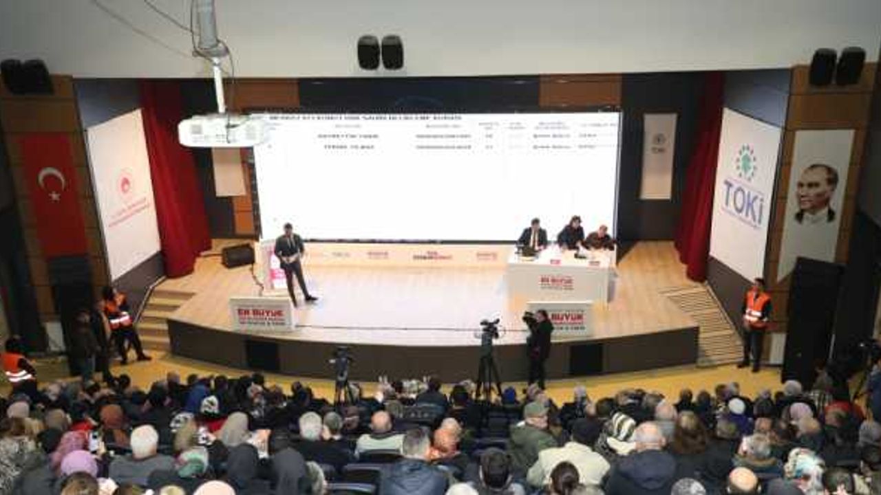 Rize'de "İlk Evim, İlk İş Yerim" projesi kapsamında yapılacak konutlar için kura çekildi