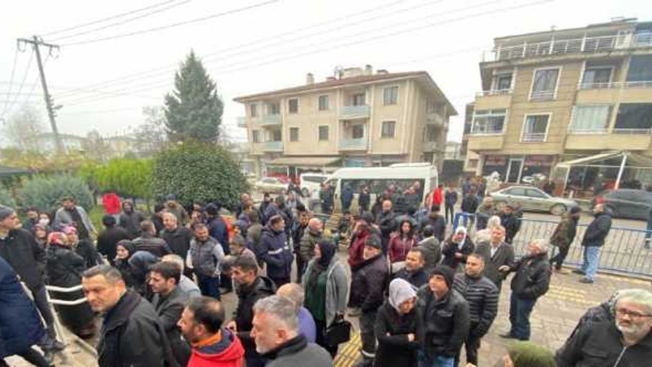 Sakarya ve Düzce'de EYT'li vatandaşlar SGK önünde yoğunluk oluşturdu
