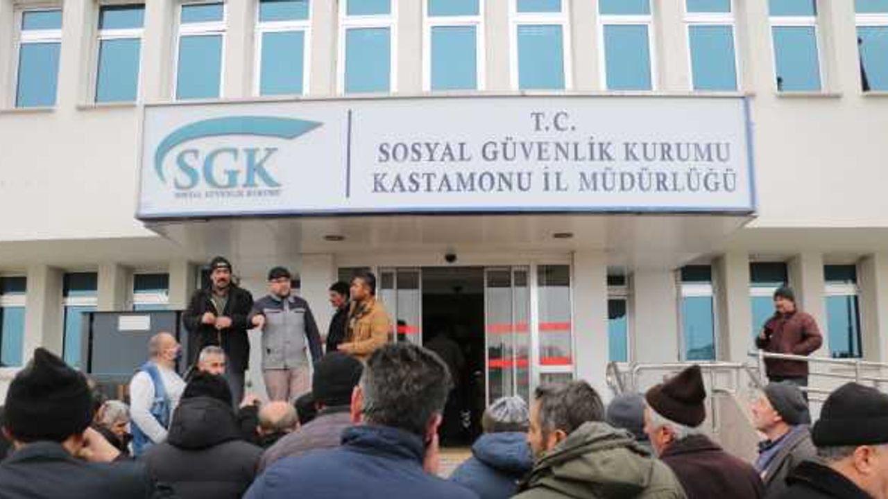 Samsun, Kastamonu ve Tokat'ta EYT'li vatandaşlar SGK önünde yoğunluk oluşturdu