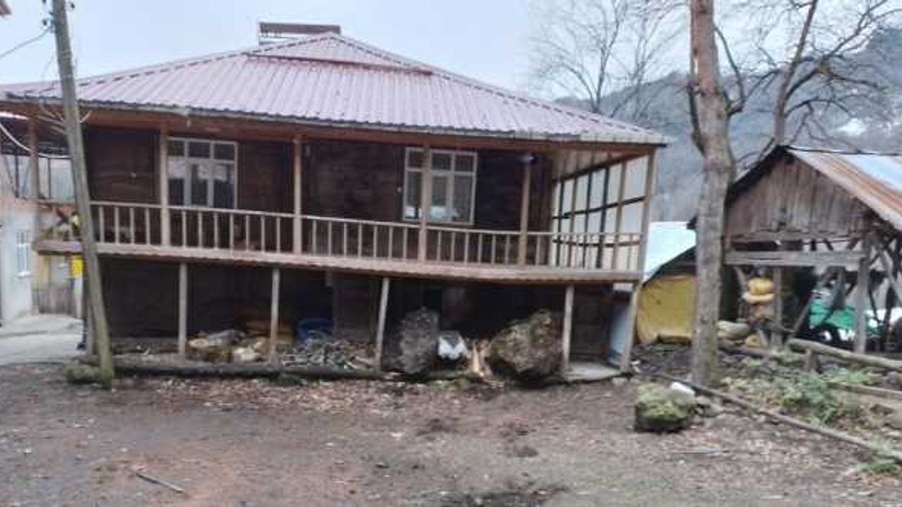 Samsun'da yamaçtan kopan kaya parçaları evlerin bahçesine düştü