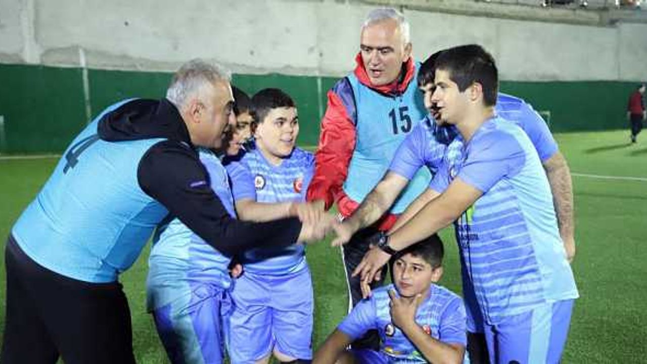 Sinop protokolü özel çocuklar ile futbol oynadı