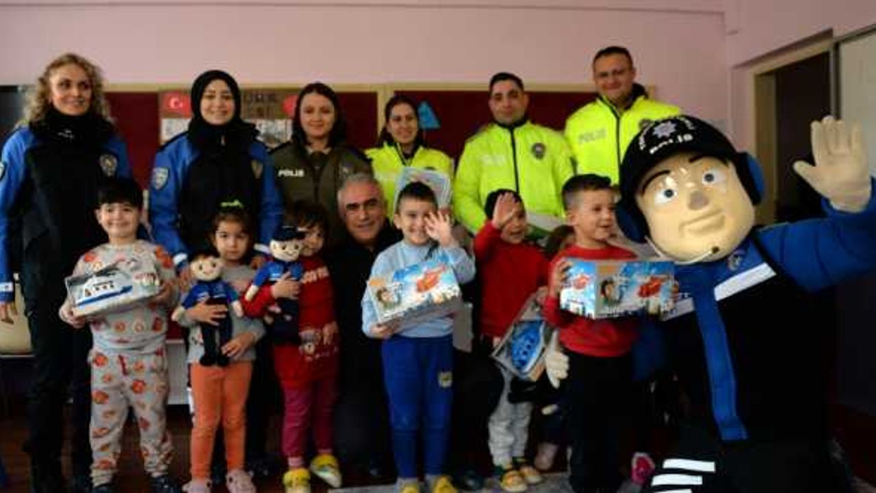 Sinop'ta, polislik mesleği köy çocuklarına "kanka" maskotu ile tanıtılıyor