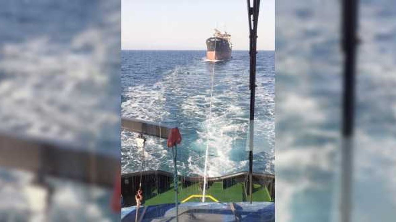 Sinop'ta yangında zarar gören kuru yük gemisi Ünye'deki tersaneye çekiliyor