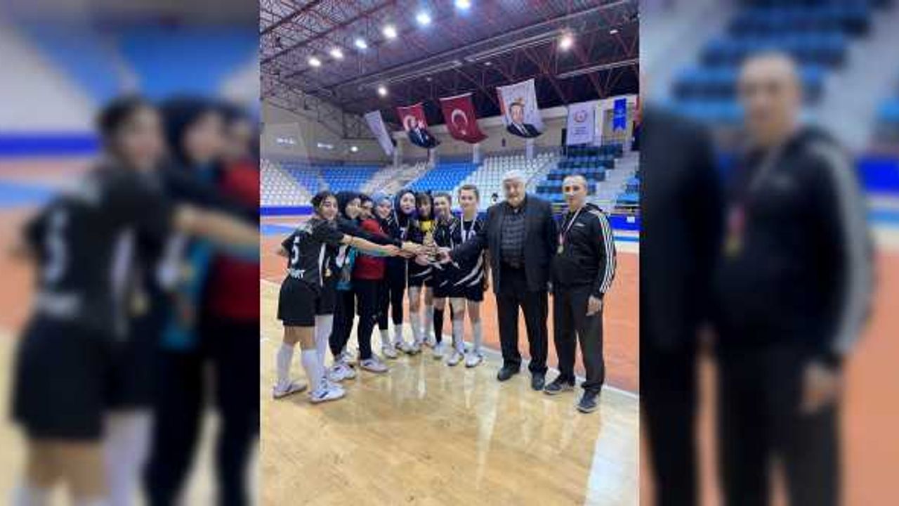 Tokat'ta okul sporları genç kızlar futsal turnuvası sona erdi